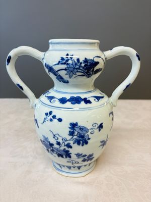 A Chinese blue and white double-handled vase with floral design — photo 5