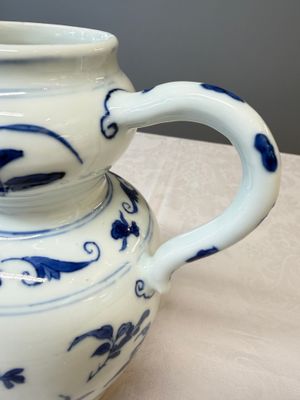 A Chinese blue and white double-handled vase with floral design — photo 7