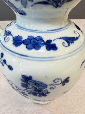 A Chinese blue and white double-handled vase with floral design — photo 10