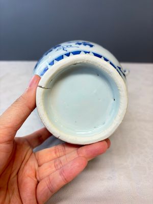 A Chinese blue and white double-handled vase with floral design — photo 11