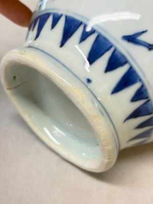 A Chinese blue and white double-handled vase with floral design — photo 14