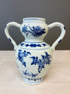 A Chinese blue and white double-handled vase with floral design — photo 1