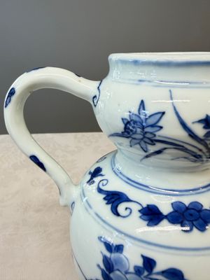 A Chinese blue and white double-handled vase with floral design — photo 2