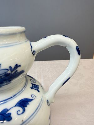 A Chinese blue and white double-handled vase with floral design — photo 3