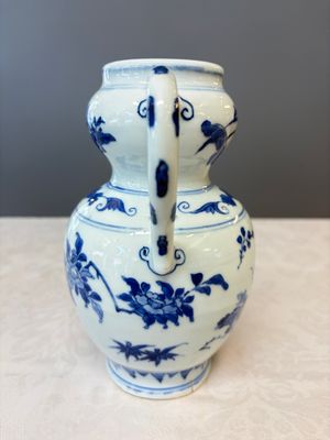 A Chinese blue and white double-handled vase with floral design — photo 4