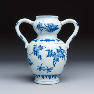 A Chinese blue and white double-handled vase with floral design — photo 2
