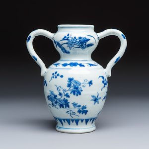 A Chinese blue and white double-handled vase with floral design — photo 4