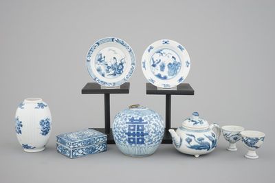 8x Chinese blue and white porcelain: a Kangxi footed teapot, a pair of Hatcher Cargo egg cups, 17/19th C.
