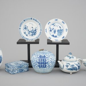 8x Chinese blue and white porcelain: a Kangxi footed teapot, a pair of Hatcher Cargo egg cups, 17/19th C. — photo 1