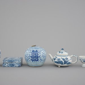 8x Chinese blue and white porcelain: a Kangxi footed teapot, a pair of Hatcher Cargo egg cups, 17/19th C. — photo 4