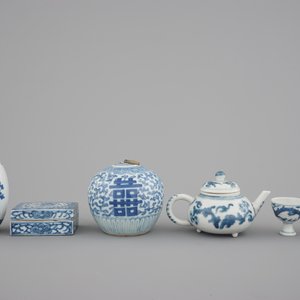8x Chinese blue and white porcelain: a Kangxi footed teapot, a pair of Hatcher Cargo egg cups, 17/19th C. — photo 5