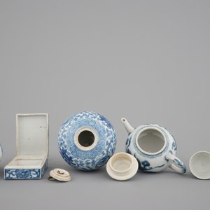 8x Chinese blue and white porcelain: a Kangxi footed teapot, a pair of Hatcher Cargo egg cups, 17/19th C. — photo 6