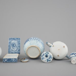 8x Chinese blue and white porcelain: a Kangxi footed teapot, a pair of Hatcher Cargo egg cups, 17/19th C. — photo 7