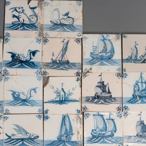 92 blauw-witte Delftse tegels met zeemonsters en schepen, 18e eeuw — foto 4
