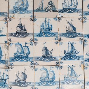 92 blauw-witte Delftse tegels met zeemonsters en schepen, 18e eeuw — foto 5