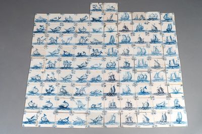 92 carreaux en faïence de Delft en bleu et blanc à décor de monstres marins et de bateaux, 18ème