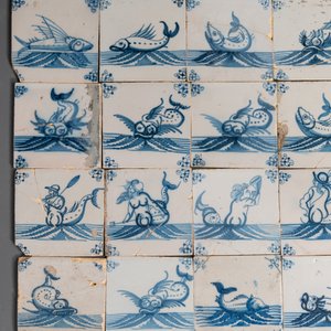 92 carreaux en faïence de Delft en bleu et blanc à décor de monstres marins et de bateaux, 18ème — photo 3