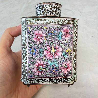 A Chinese Canton enamel square tea caddy and cover with floral scrolls — foto 4
