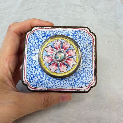 A Chinese Canton enamel square tea caddy and cover with floral scrolls — foto 5