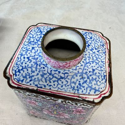 A Chinese Canton enamel square tea caddy and cover with floral scrolls — foto 6