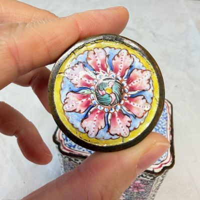 A Chinese Canton enamel square tea caddy and cover with floral scrolls — foto 7