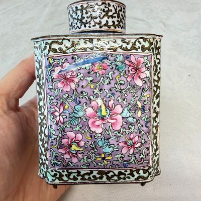 A Chinese Canton enamel square tea caddy and cover with floral scrolls — foto 1