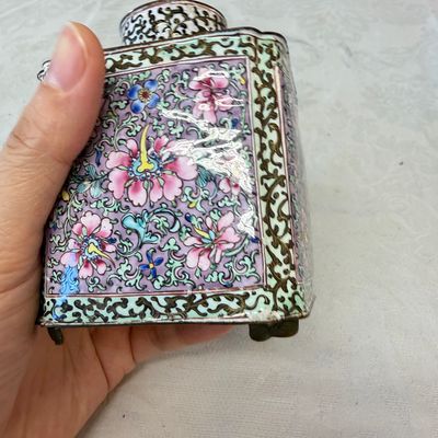 A Chinese Canton enamel square tea caddy and cover with floral scrolls — foto 2