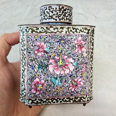 A Chinese Canton enamel square tea caddy and cover with floral scrolls — foto 3