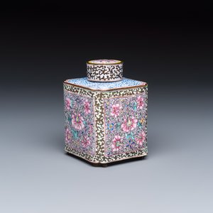A Chinese Canton enamel square tea caddy and cover with floral scrolls — foto 1