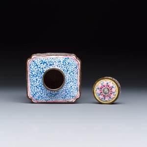 A Chinese Canton enamel square tea caddy and cover with floral scrolls — foto 6