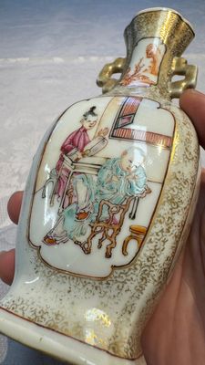A Chinese Canton famille rose gilt-decorated vase with figural design — photo 10