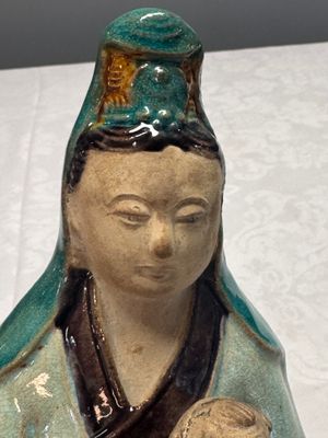 A Chinese Fahua-glazed stoneware 'Guanyin and Child' group — foto 1
