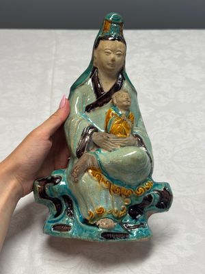 A Chinese Fahua-glazed stoneware 'Guanyin and Child' group — foto 2