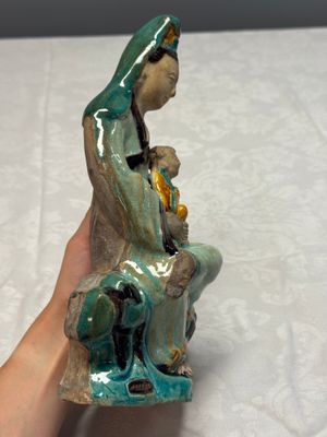 A Chinese Fahua-glazed stoneware 'Guanyin and Child' group — foto 3