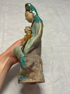 A Chinese Fahua-glazed stoneware 'Guanyin and Child' group — foto 5