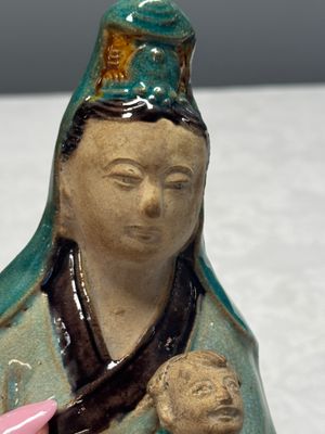 A Chinese Fahua-glazed stoneware 'Guanyin and Child' group — foto 6
