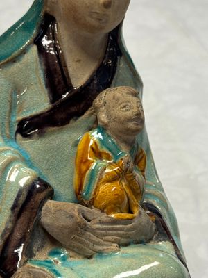 A Chinese Fahua-glazed stoneware 'Guanyin and Child' group — foto 7