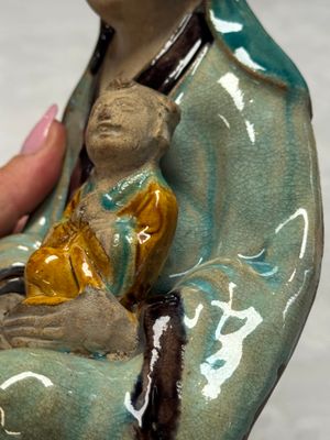 A Chinese Fahua-glazed stoneware 'Guanyin and Child' group — foto 10