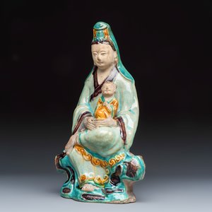 A Chinese Fahua-glazed stoneware 'Guanyin and Child' group — foto 1