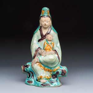 A Chinese Fahua-glazed stoneware 'Guanyin and Child' group — foto 2