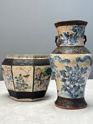 A Chinese Nanking blue and white vase and a famille rose jardinière — foto 1