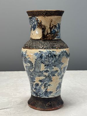 A Chinese Nanking blue and white vase and a famille rose jardinière — foto 16