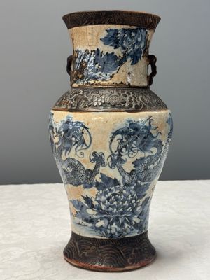 A Chinese Nanking blue and white vase and a famille rose jardinière — foto 17