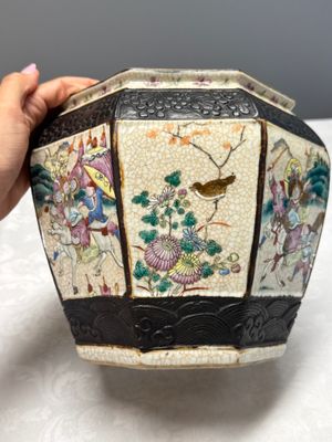 A Chinese Nanking blue and white vase and a famille rose jardinière — foto 2