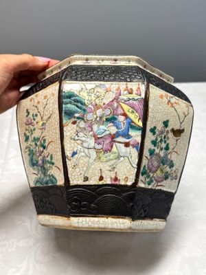 A Chinese Nanking blue and white vase and a famille rose jardinière — foto 3