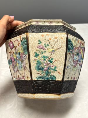 A Chinese Nanking blue and white vase and a famille rose jardinière — foto 4