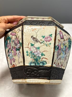 A Chinese Nanking blue and white vase and a famille rose jardinière — foto 6