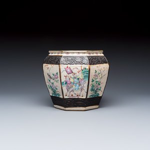 A Chinese Nanking blue and white vase and a famille rose jardinière — foto 11