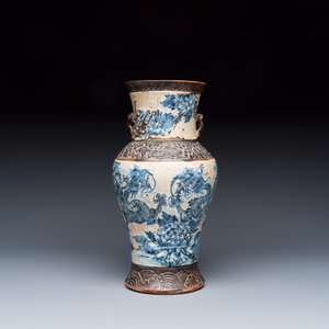 A Chinese Nanking blue and white vase and a famille rose jardinière — foto 2