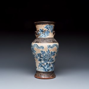 A Chinese Nanking blue and white vase and a famille rose jardinière — foto 4